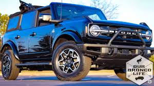 Doesn't have the sasquatch package. 2021 Ford Bronco Outer Banks Videos Deliver A Navy Pier Vs Black Onyx Battle Autoevolution
