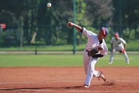 Tujuannya adalah agar bola melambung. Gerak Spesifik Permainan Softball Halaman All Kompas Com