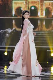 Đặng thu thảo tươi tắn đi event trước ngày cưới. 5 Hoa Háº­u Máº·c Ao Dai Ä'á» Sáº¯c Ä'áº·ng Thu Tháº£o Ä'á»— Má»¹ Linh Xinh Ä'áº¹p NhÆ° BÆ°á»›c Ra Tá»« Cá»• Tich