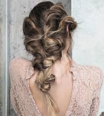 C'è un taglio di capelli perfetto in attesa di essere indossato per ogni sposa per ogni tipo di matrimonio. Treccia Da Sposa Le Acconciature Piu Belle Dal Web E Dai Saloni