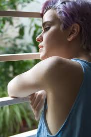 Profile of a standing short-hair brunette woman, wearing a red t — Stock  Photo © Pablo_Croatto #102058588