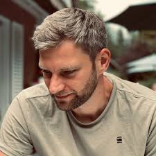 Und dann sitzt man da und überlegt was an einem so falsch ist oder was man  falsch macht, dass man niemandem genügt ... #meineschreibstube #sprüche  #books #poeticmind #bücher #read #träumen #lovebooks #story #