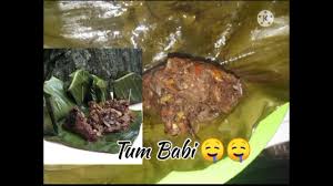 Tum sendiri adalah sejenis pepes yang dibungkung dengan daun pisang, berisi campuran daging ayam atau sapi yang dimasak dengan aneka bumbu seperti bawang merah, bawang putih, jahe, serai, dan cabe, serta santan. Tum Babi Makanan Khas Bali Tumbabi Makanankhasbali Foodofbali Babilover Olahandagingbabi Youtube