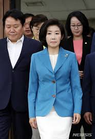 She is a member of the conservative united future party, which is the main opposition party, formerly called the liberty japan party, grand national party and saenuri party. ì‹¬ê°í•œ í'œì •ì˜ ë‚˜ê²½ì› ê³µê°ì–¸ë¡  ë‰´ì‹œìŠ¤í†µì‹ ì‚¬