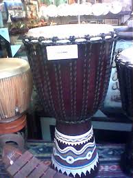 Berkat kepiawaiannya memainkan wayang kulit, beliau dijuluki para penggemarnya sebagai dalang setan. Gedombak Definition And Synonyms Of Gedombak In The Malay Dictionary