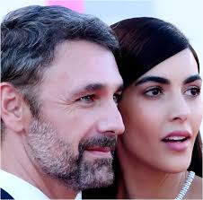 Siamo molto innamorati. Non è un amore scontato, ancora ci cerchiamo,  tentiamo di stupirci. Se dovessi scegliere una persona con cui andare in  discoteca, fare shopping, confessarmi e fare follie sarebbe lui».