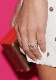 Close Up Hannah Davis S Enormous Ring From Derek Jeter Detailed Engagement Ring Engagement Rings Hannah Davis