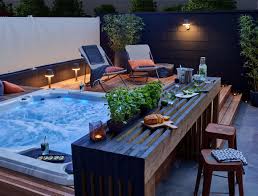 Impossible D Integrer Une Piscine Dans Une Cour Et Si On Essayait Le Spa Jacuzzi Jardin Jacuzzi Exterieur Amenagement Piscine