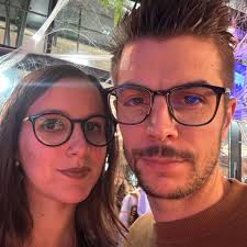 🌏 Globe-trotteuse, professeur de yoga, créatrice de podcast et autrice,  Chloé Alves a grandi à Senozan, en Saône-et-Loire. La jeune femme de 27 ans  a sorti son livre, L'Odyssée , en juillet