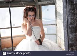 Traumhafte hochzeitskleider in riesiger auswahl. Junge Frau Posiert In Heruntergekommenen Gebaude Fenster Im Hochzeitskleid Fur Halloween Stockfotografie Alamy