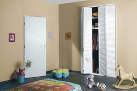 Pour Les Petites Largeurs Les Portes De Placards Pliantes Sont La Bonne Solution Totalement Ouverts Avec Une Fai Porte Placard Pliante Porte Placard Et Rangement Malin