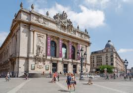covid, ferme jusqu'a nouvel ordre  association dont le but est la promotion de l'esport dans le nord pas de calais tout. Stock Photo Lille Opera House Paul Maguire