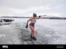 Como los niños de todo el país disfrute de un día de nieve, wild nadador  Alice Goodridge da un nuevo significado al trineo como Ella toma un  martillo a las congeladas aguas