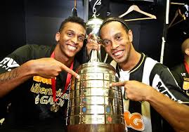 Fenomenal ronaldinho marca seu primeiro gole em uma super goleada do glorioso clube atlético mineiro popularmente e carinhosamente chamado por galo, 5 a 1 em. Ronaldinho Celebra Aniversario De Titulo Da Copa Libertadores Pelo Atletico Mg A America E Do Galo Atletico Mg Ge