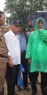 Saat kehujanan ia mengenakan jas hujan dari . Monyet Pake Jas Hujan Hijau Monyet Pake Jas Hujan Warna Ijo Gambar Baju Dan Celana Jas Hujan Axio Memiliki Model Yang Sangat Elegan Dan Juga Memberikan Perlindungan 100 Terhadap Air Azarilusc