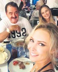 İbrahim tatlıses'in yeni sevgilisinin ismi gülçin karakaya olarak biliniyor. Ibrahim Tatlises Eski Esi Aysegul Yildiz Ve Yeni Aski Gulcin Karakaya Ile Yemek Yedi Perihan Savas Allah Ona Akil Takvim
