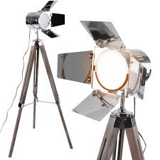 Stehlampe holz stehlampe aus holz holz stehlampe günstig große auswahl top preise.die stehlampe aus holz setzt sich in der regel aus mehreren einzelelementen zusammen. Stehlampe Mit Stativ Aus Holz Antikes Holz Real De