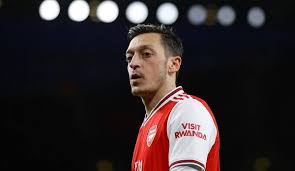 Türk asıllı alman millî futbolcudur. Wechseln Oder Vertrag Beim Fc Arsenal Aussitzen Was Macht Mesut Ozil