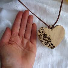 Para todos los tipos de corazones y amores, en especial al propio que nunca hay que olvidar, expresemos el amor en todo lo que podamos compañera y marcando tendencia. Corazones Colgante De Madera Grabados Con Flores Decoraletras Com