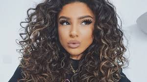 Coupe cheveux ondulés femme ~ coiffure femme coupes de cheveux ondulés et bouclés coupes pour cheveux bouclés tendance voici quelques coupes de cheveux bouclés expérimentées par les stars en 2012 coupes de cheveux courts album photo coiffures courtes découvrez les plus jolies. 10 Astuces Pour Des Boucles Definies Ma Coiffeuse Afro