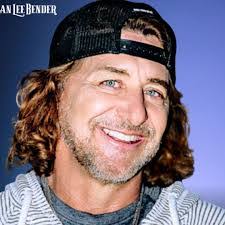 Lee Bender's Instagram, Twitter & Facebook