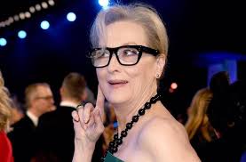 Meryl Streep dijo una vez: “Que nadie intente quitarme las arrugas de mi  frente, cada una ganada con el asombro ante la belleza de la vida. Ni las  que rodean mi boca,