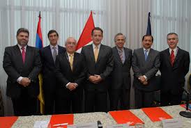 Respecto al valor del peso chileno, este anotaba un descenso del 2,1% tras cotizarse el dólar en 715,26 unidades, desde los 700 en que cerró el viernes. Bolsas De Valores Y Centrales De Deposito De Lima Colombia Y Santiago Suscriben Acuerdo De Integracion Noticias Agencia Peruana De Noticias Andina