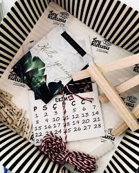 Guzel Bir Haftanin Daha Sonuna Geldiiiik Herkes Icin Asiri Mutlu Bir Hafta Sonu Olsun 12 Adet Fotografli Takvim Ahsap Sovale Aya Gift Wrapping Instagram Gifts