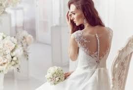 Sie können zwischen langen oder kurzen brautkleidern, strandhochzeitskleidern, brautkleidern in übergrößen, erschwinglichen. Stilvolle Brautkleider Und Trendige Abendkleider Fur Einen Stark Femininen Look Trendomat Com