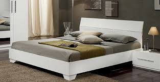 Sa tête de lit de 22 mm d'épaisseur donne un charme indéniable à votre chambre à coucher. Lit Gloria Laquee Blancl 166 X H 83 X P 208