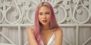 Dapatkan lirik lagu lain oleh nadin amizah di kapanlagi.com. Bersuara Merdu Ini 5 Potret Nadin Amizah Yang Selalu Tampil Memesona Merdeka Com