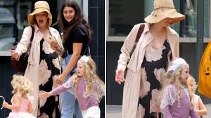 It's hard to believe blake lively gave birth just 10 months ago. Blake Lively Shows Off Baby Bump As She Takes On Mummy Duties Ahead Of Due Date Metro News