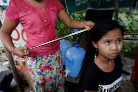 الشعر الطويل والناعم تاج النساء في ميانمار يباع بالمتر صحيفة العرب