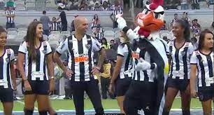Por isso desenhou o galo forte e vingador, que simboliza o domínio do time sobre os adversários. Atletico Mg Repudia Ato De Mascote Com Zagueira Do Time Feminino E Afasta Funcionario Atletico Mg Ge