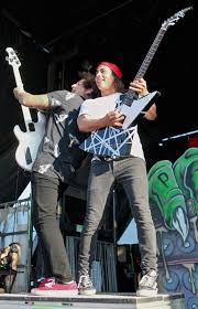 Resultado De Imagen Para Pierce The Vic Pierce The Veil Vic Fuentes Jaime Preciado