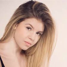 Amanda Viveiros's Instagram, Twitter & Facebook