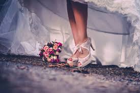 Chucks hochzeit hochzeit turnschuhe hochzeitskleid converse hochzeitsschuhe hochzeitsvorbereitungen heiraten frau kleider zukunft converse chuck taylor lace high top sneaker sport your femininity in these delicate lace sneakers from converse. Brautschuhe So Findest Du Das Perfekte Paar Fur Deine Hochzeit