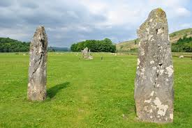 Im inneren befindet sich ein feld aus weidekraut. Steinkreis Abenteuer Highlands