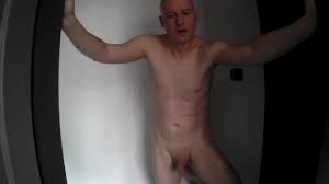 Kudoslong después de una ducha se quita la toalla, desnudo muestra su  pequeño pene flácido y tira de su prepucio