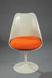 Très vite, elle devient une icône du mobilier organique de cette décennie. Tulip Chair By Eero Saarinen For Knoll