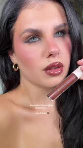 Descubre el brillo perfecto con Rare Beauty