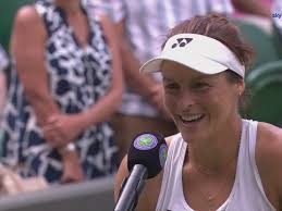 Tatjana Maria zeigt ist nach ihrem Einzug ins Halbfinale sprachlos.