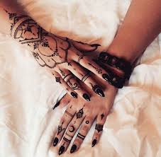 Dry henna leaves are crushed to make a powder which is mixed with water or lemon juice to form a dark brown paste. Girl Hands Nails Pretty Rings Tattoo Tumblr Black Henna Beautiful Tatouage Au Henne Modeles Tatouages Au Henne Tatouage Henne