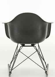 Mit einem guten buch, getränk oder ihrem baby. Eames Fiberglass Arm Rocking Chair Rar Schaukelstuhl Vitra Vitra 44045500