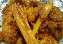 Rebus air hingga mendidih, lalu masukkan ayam dengan daun salam dan serai. Resepi Ayam Masak Serai Mudah Dan Sedap