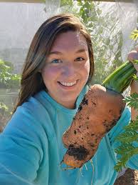 I always love seeing all the things growing in my mom's garden. Allium aka  garlic plants are one of my favorites!