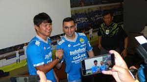 Siapa legiun asing yang akan tersingkir di skuat maung bandung saat ini? Persib Perkenalkan 2 Pemain Anyar Siapa Mereka Okezone Bola