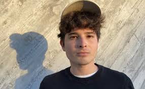 El escritor Juan Viale Rigo triunfa con su novela 'Influencer'