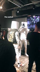 Marshmello shocks mmvas crowd by revealing he is shawn mendes. Mendescrewinfo On Twitter Who S The Real Marshmello Shawnmendes Marshmellomusic
