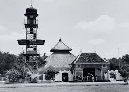 Update penemuan gapura jaman kerajaan di lereng gunung kelud penemuan sebuah struktur bangunan mirip candi di. Masjid Agung Demak Jaman Dulu Nusagates